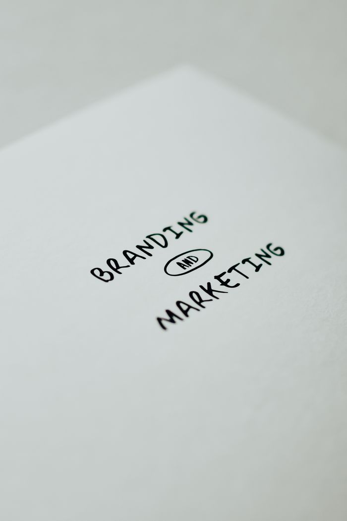 Design minimaliste mettant en valeur un texte de branding et de marketing pour des visuels de stratégie d’entreprise.